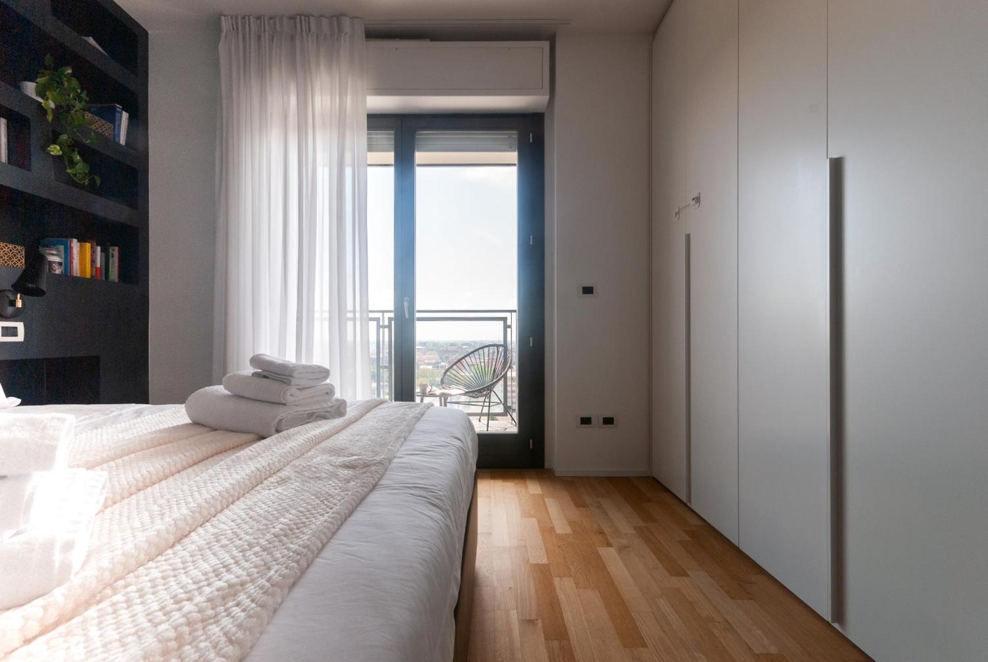 With Panoramic View Of Milán